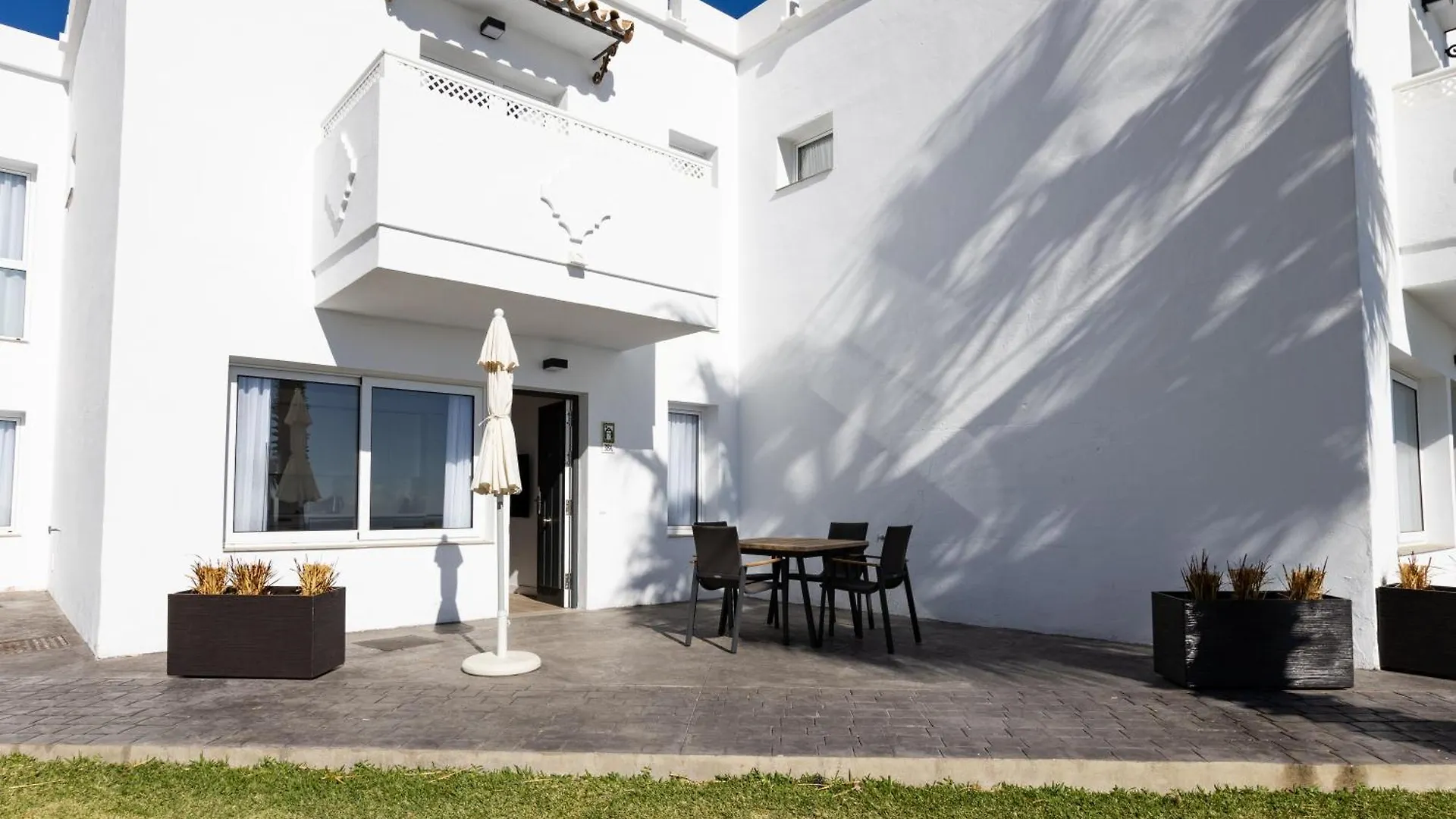 Апарт-отель Ramada Hotel & Suites By Wyndham Costa Del Sol Фуэнхирола