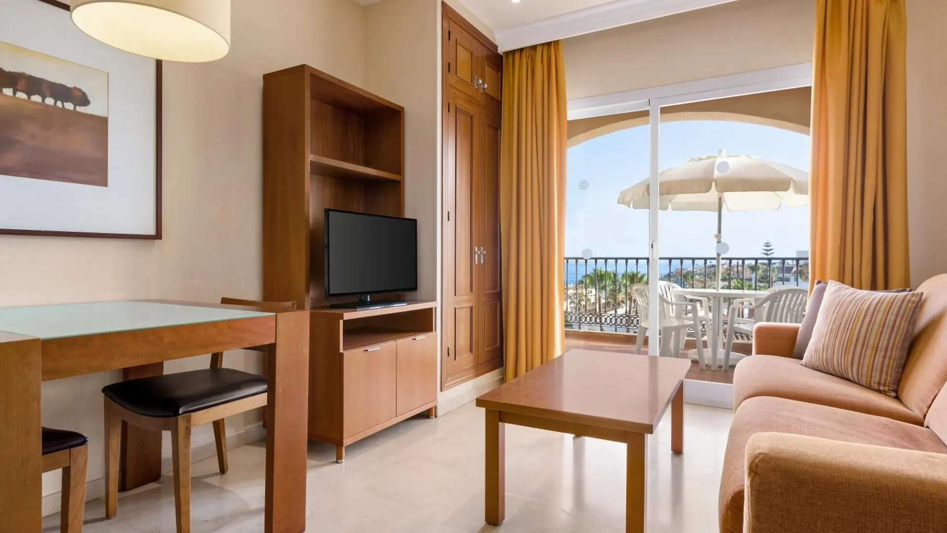 Ramada Hotel & Suites By Wyndham Costa Del Sol Fuengirola Apartmanhotel