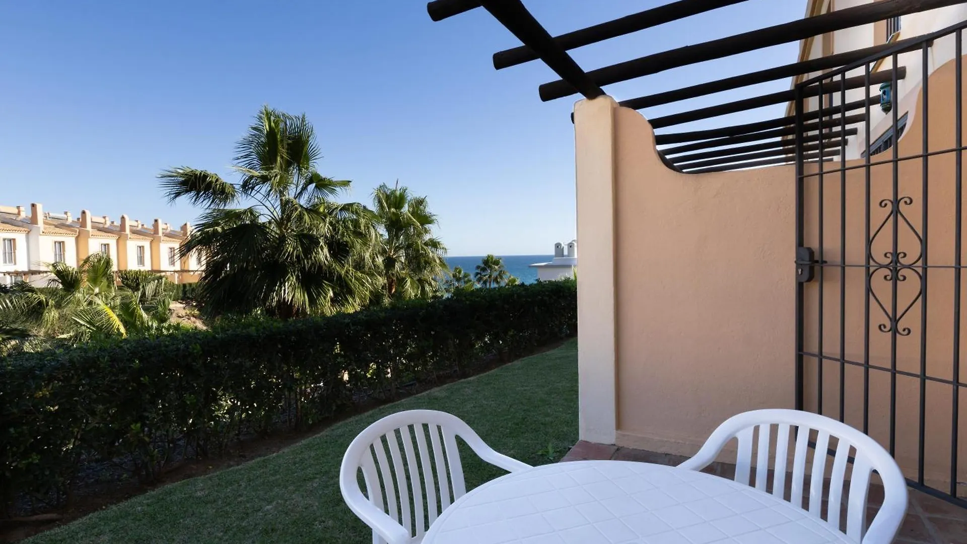 Ramada Hotel & Suites By Wyndham Costa Del Sol Fuengirola Apartmanhotel